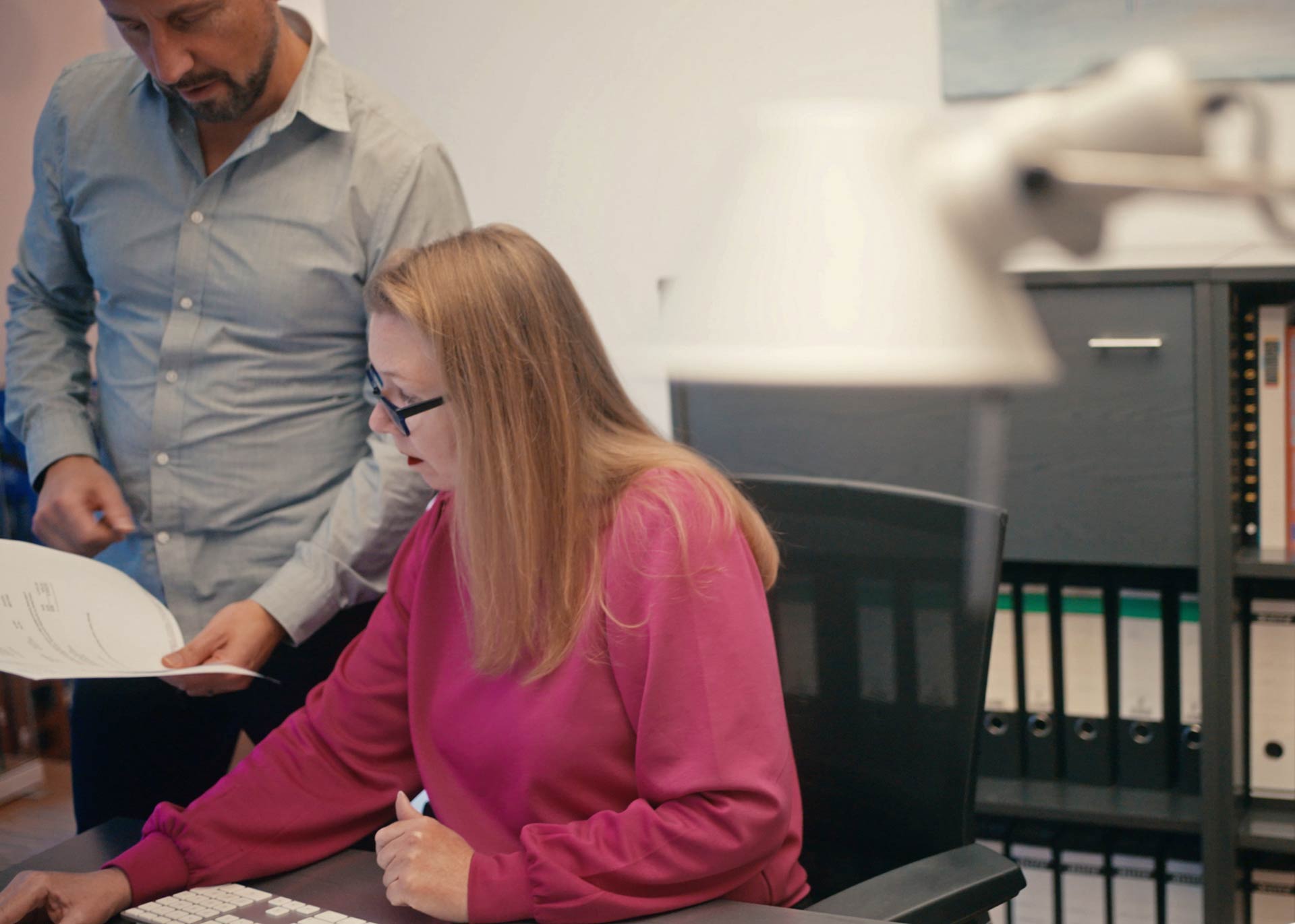 Ariane Heinz und Kay Pingel besprechen sich